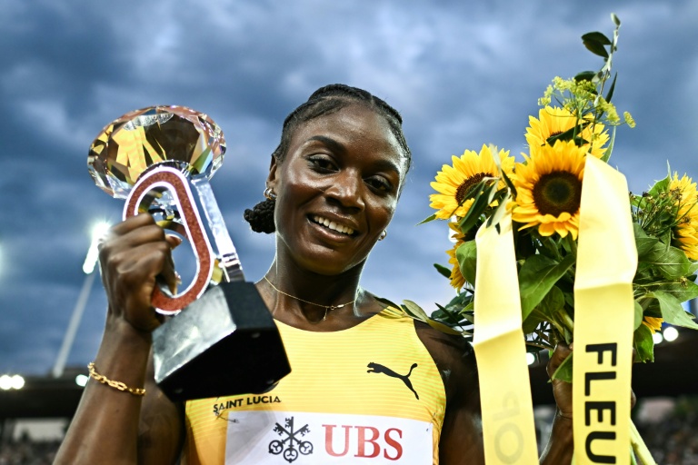 جوليان ألفريد من جزيرة سانت لوسيا فرحة بعد فوزها بسباق 100 م في نهائي لقاء زوريخ لألعاب القوى ضمن الدوري الماسي، في 28 آب/أغسطس 2025