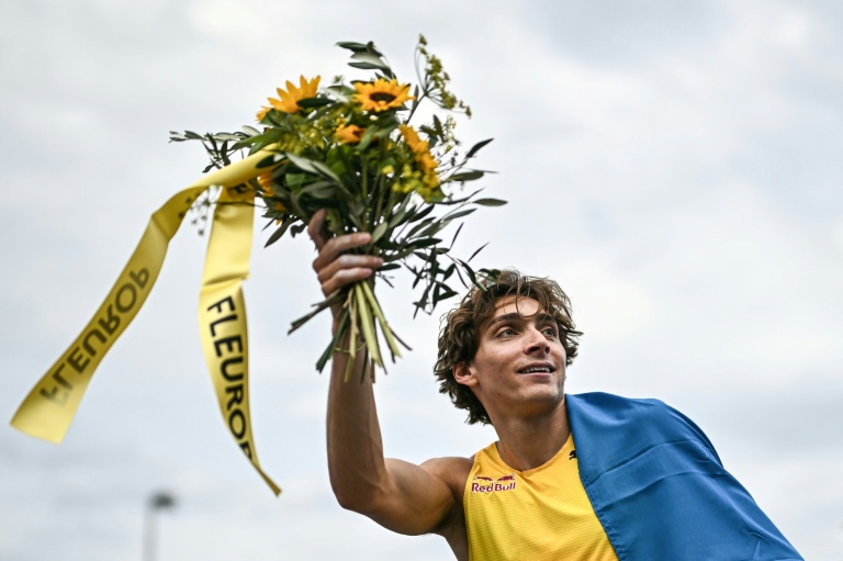 السويدي أرماند دوبلانتيس يحتفل بفوزه بلقاء زيوريخ ضمن الدور النهائي للدوري الماسي لألعاب القوى الأربعاء في 27 آب/اغسطس 2025