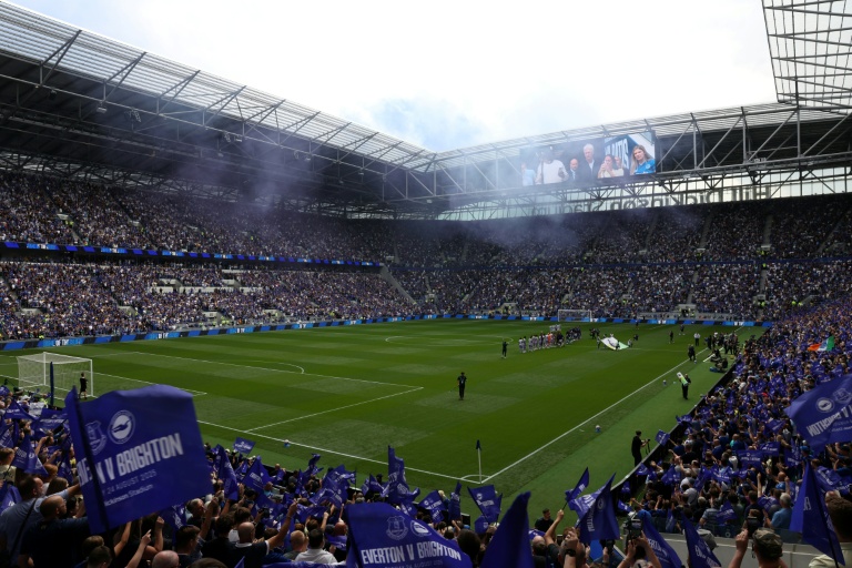 دخول لاعبي إيفرتون وبرايتون إلى ملعب هيل ديكينسون في ليفربول لخوض مواجهة الفريقين ضمن الدوري الإنكليزي لكرة القدم. في 24 آب/أغسطس 2025.