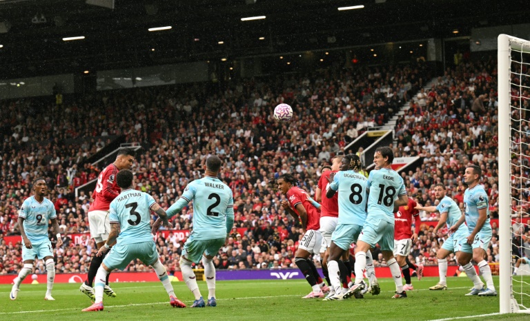 لاعب الوسط البرازيلي لمانشستر يونايتد كازيميرو (#18) يلعب رأسية ردتها العارضة قبل تحوُّلها من المدافع الإيرلندي لبيرنلي جوش كولين بالخطأ إلى داخل مرمى فريقه في مواجهة الفريقين ضمن الدوري الإنكليزي لكرة القدم على ملعب أولد ترافورد. مانشستر، شمال غرب إنكلترا، في 30 آب/أغسطس 2025.