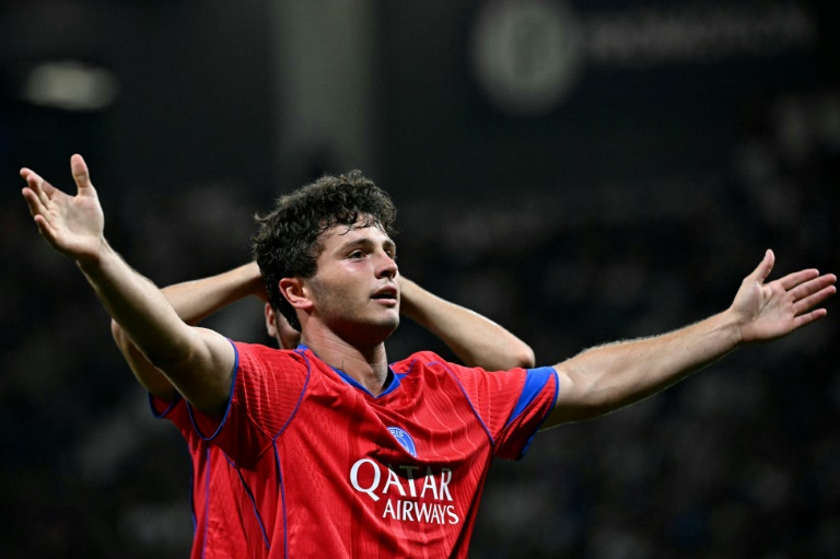 لاعب الوسط البرتغالي لباريس سان جرمان جواو نيفيش يحتفل بتسجيل هدف فريقه الثالث في مرمى تولوز خلال مواجهة الفريقين ضمن الدوري الفرنسي لكرة القدم. تولوز، جنوب غرب فرنسا، في 30 آب/أغسطس 2025.