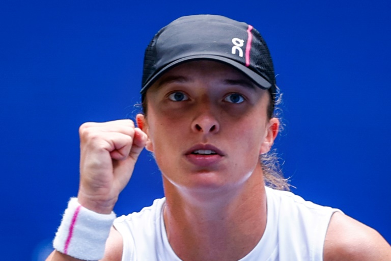 البولندية إيغا شفيونتيك تحتفل بعد فوزها على الهولندية سوزان لامينس في بطولة الولايات المتحدة لكرة المضرب، نيويورك، في 28 آب/أغسطس 2025