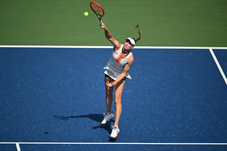 الكازخستانية إيلينا ريباكينا في مواجهة البريطانية إيما نافارو ضمن بطولة الولايات المتحدة لكرة المضرب، نيويورك، في 29 آب/أغسطس 2025