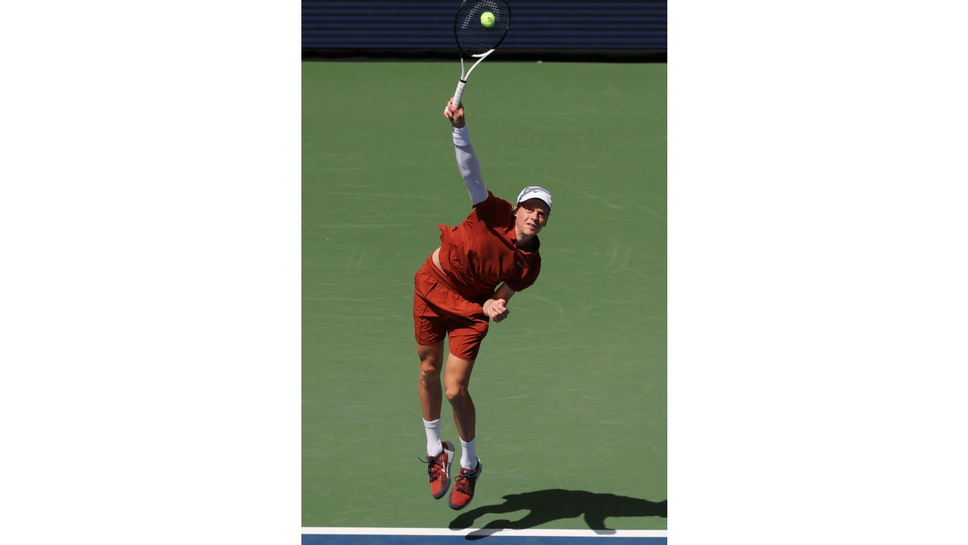 الإيطالي يانيك سينر المصنف أولا عالميا يضرب الإرسال في مواجهة التشيكي فيت كوبريفا ضمن الدور الأول لمنافسات فردي الرجال من بطولة أميركا المفتوحة في كرة المضرب. نيويورك في 26 آب/أغسطس 2025.