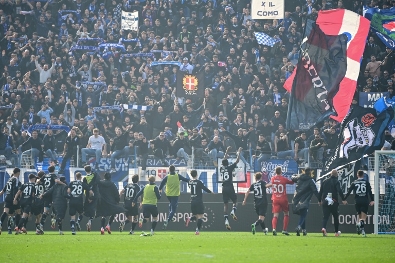 لاعبو كومو يحتفلون مع جماهيرهم بالفوز على نابولي في 23 شباط/فبراير 2025