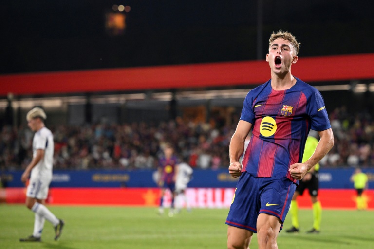 فيرمين لوبيس فرحا بتسجيله الهدف الافتتاحي أمام كومو الإيطالي في كأس جوان غامبر في ملعب يوهان كرويف في برشلونة في 10 آب/أغسطس 2025
