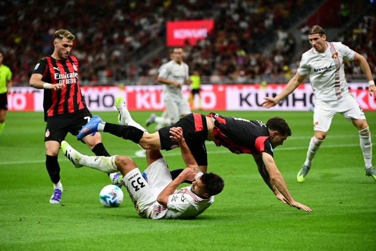 المهاجم الأميركي لفريق ميلان الإيطالي كريستيان بوليسيك في مواجهة لاعب وسط كريمونيزي ألبيرتو غراسي خلال مباراة الفريقين ضمن المرحلة الأولى من الدوري الإيطالي لكرة القدم على ملعب سان سيرو. في 25 آب/أغسطس 2025.