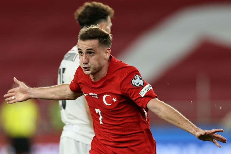 لاعب الوسط التركي محمد كريم أكتوركوغلو يحتفل بتسجيل هدف لمنتخب بلاده في مرمى جورجيا ضمن منافسات المجموعة الخامسة من تصفيات أوروبا المؤهلة إلى مونديال 2026. تبليسي في 4 أيلول/سبتمبر 2025.