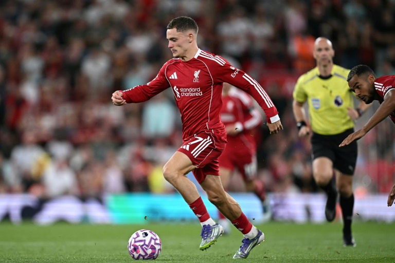 لاعب الوسط الألماني لليفربول فلوريان فيرتس يركض بالكرة في مواجهة فريقه أمام بورنموث ضمن الدوري الإنكليزي لكرة القدم على ملعب أنفيلد. ليفربول، شمال غرب إنكلترا، في 15 آب/أغسطس 2025.