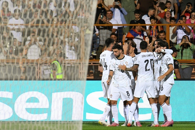 البرتغالي كريستيانو رونالدو يحتفل مع زملائه بعد هدفه خلال المباراة أمام أرمينيا ضمن تصفيات كأس العالم 2026 في كرة القدم السبت في 6 أيلول/سبتمبر 2025