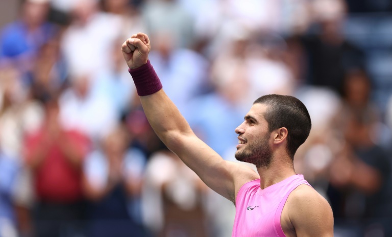 الاسباني كارلوس الكاراس محتفلا بفوزه على الصربي نوفاك يوكوفيتش وبلوغه نهائي بطولة فلاشينغ ميدوز في كرة المضرب. 5 ايلول/سبتمبر 2025