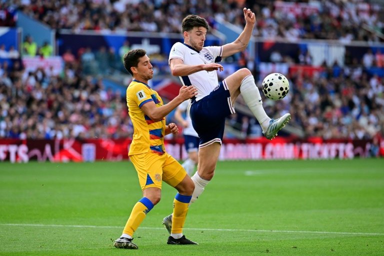 لاعب وسط انكلترا ديكلان رايس (يمين) في لقطة له خلال مباراة فريقه ضد اندورا في تصفيات مونديال 2026. 6 ايلول/سبتمبر 2025