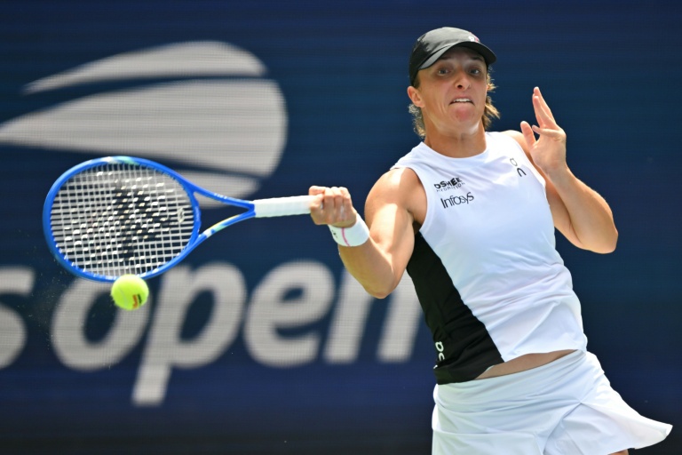 البولندية إيغا شفيونتيك خلال مواجهتها الروسية إيكاتيرينا ألكسندروفا في ثمن نهائي بطولة فلاشينغ ميدوز لكرة المضرب الإثنين في 1 أيلول/سبتمبر 2025