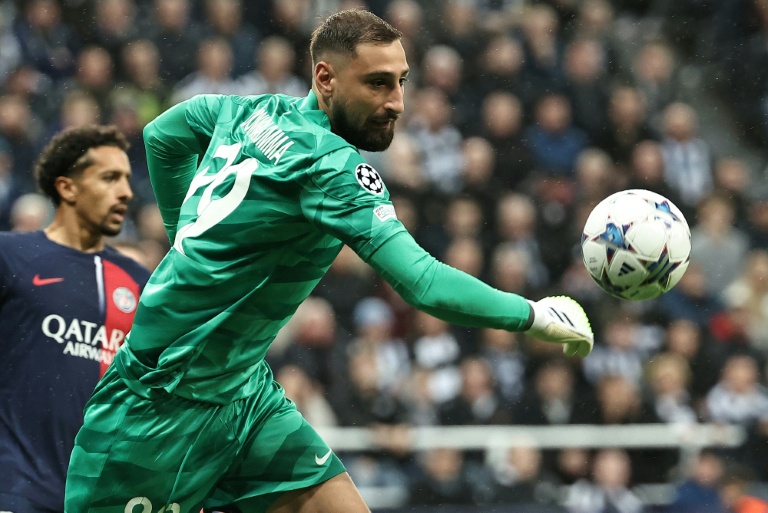 الحارس الإيطالي لباريس سان جرمان الفرنسي جانلويجي دوناروما خلال مباراة فريقه أمام نيوكاسل الإنكليزي ضمن مباريات المجموعة السادسة من دوري أبطال أوروبا لكرة القدم على ملعب سانت جايمس بارك. نيوكاسل-أبون-تاين، شمال شرق إنكلترا، في 4 تشرين الأول/أكتوبر 2023.