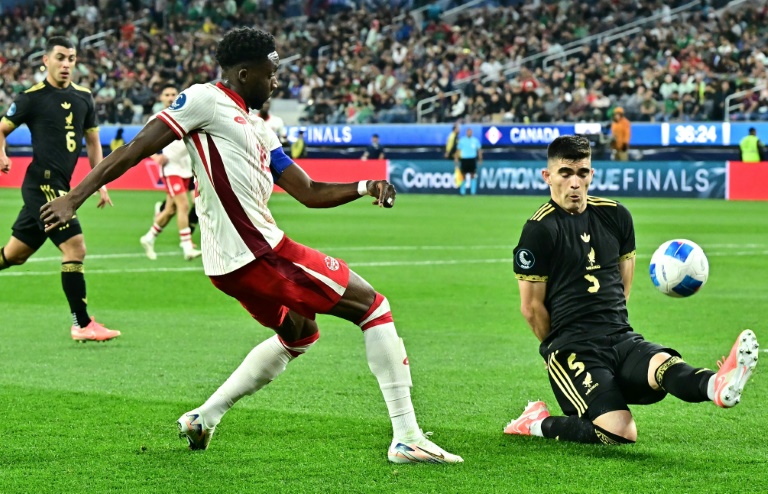 الكندي ألفونسو ديفيس (يسار) خلال مباراة بلاده مع المكسيك في نصف نهائي دوري أمم الكونكاكاف لكرة القدم. إنغلوود، كاليفورنيا، في 20 آذار/مارس 2025