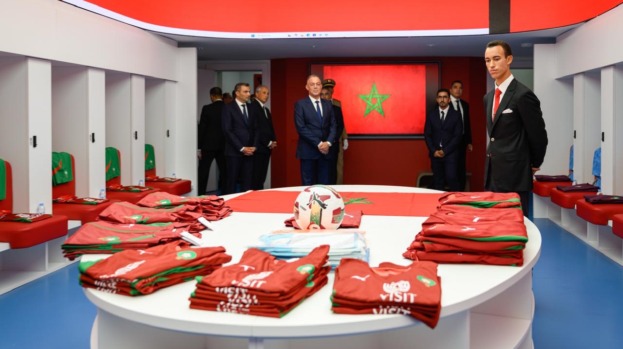 ولي عهد المغرب الأمير مولاي الحسن لدى زيارته لاحد مرافق الملعب