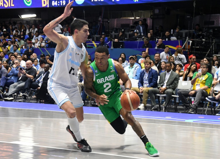 البرازيلي ياغو سانتوس (يمين) يحاول الاختراق وسط دفاع من الارجنتيني خوسيه فيلودوسا خلال نهائي كأس أميركا لكرة السلة. ماناغوا، نيكاراغوا، في 31 آب/أغسطس 2025