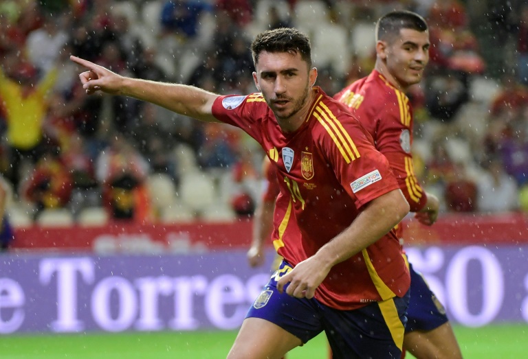 المدافع الاسباني أيمريك لابورت يحتفل بهزه شباك صربيا في دوري الأمم الأوروبية في قرطبة في 15 تشرين الأول/أكتوبر 2024