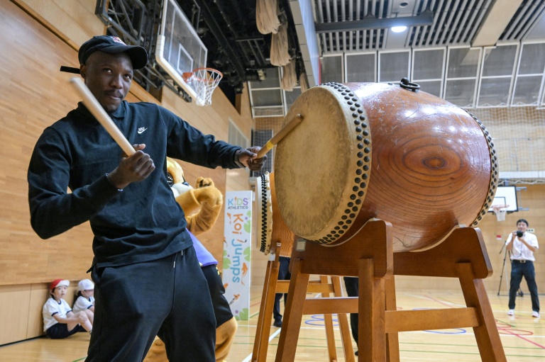 البطل الأولمبي في سباق 200 متر البوتسواني ليتزيلي تيبوغو يزور مدرسة في طوكيو قبل انطلاق بطولة العالم لألعاب القوى