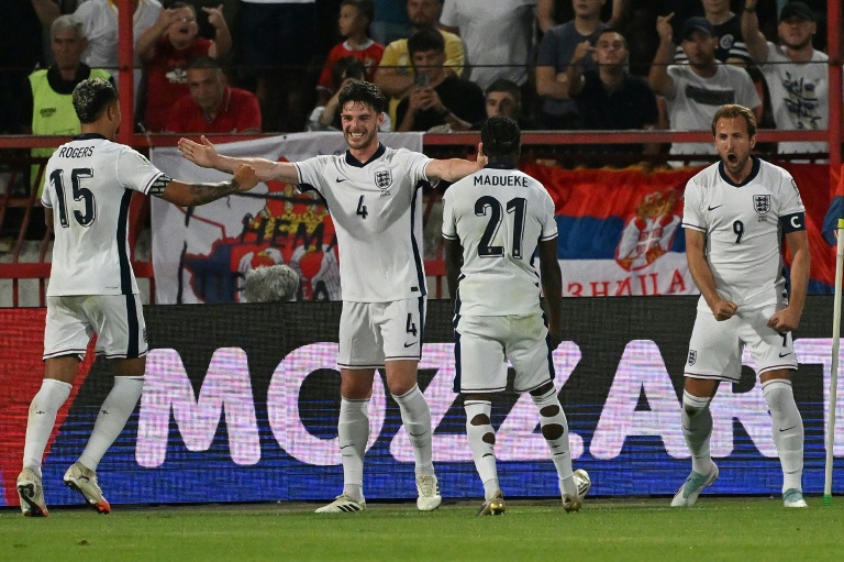 لاعبو إنكلترا يحتفلون بهدف هاري كاين (رقم 9) في المباراة ضد صربيا في تصفيات مونديال 2026 لكرة القدم. بلغراد في 9 أيلول/سبتمبر 2025
