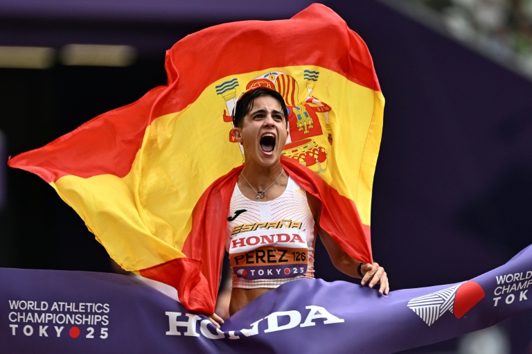 الإسبانية ماريا بيريس فرحة بعد فوزها بسباق 35 كلم مشيافي بطولة العالم لألعاب القوى في طوكيو في 13 ايلول/سبتمبر 2025