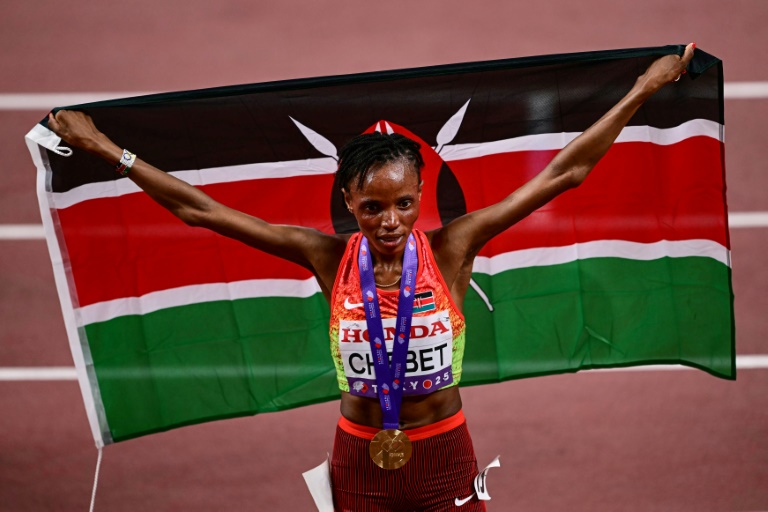 العداءة الكينية بياتريس تشيبيت تحتفل بفوزها بذهبية سباق 10 آلاف م خلال بطولة العالم لألعاب القوى في طوكيو في 13 سبتمبر/أيلول 2025