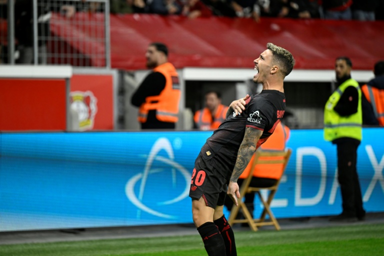 المدافع الإسباني لباير ليفركوزن أليخاندرو غريمالدو محتفلا بتسجيل هدف فريقه الأول في مواجهة أينتراخت فرانكفورت ضمن الدوري الألماني لكرة القدم. ليفركوزن، غرب ألمانيا، في 12 أيلول/سبتمبر 2025.