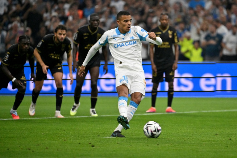 المهاجم الإنكليزي لمرسيليا مايسون غرينوود (#10) يترجم ركلة جزاء مانحا فريقه الهدف الأول أمام ضيفه لوريان ضمن الدوري الفرنسي لكرة القدم. ملعب فيلودروم، مرسيليا، جنوب فرنسا، في 12 أيلول/سبتمبر 2025.