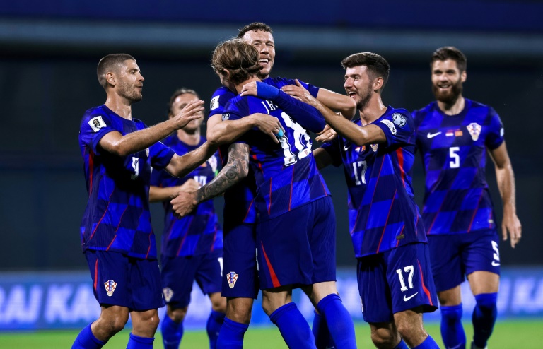 لاعبو كرواتيا يحتفلون بهدف في مرمى مونتينيغرو في تصفيات كأس العالم لكرة القدم 2026، زغرب، في 8 أيلول/سبتمبر 2025