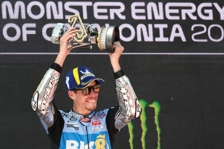 الاسباني اليكس ماركيس سائق دوكاتي محتفلا باحرازه المركز الاول في سباق جائزة اسبانيا الكبرى في الدراجات النارية. 7 ايلول/سبتمبر 2025