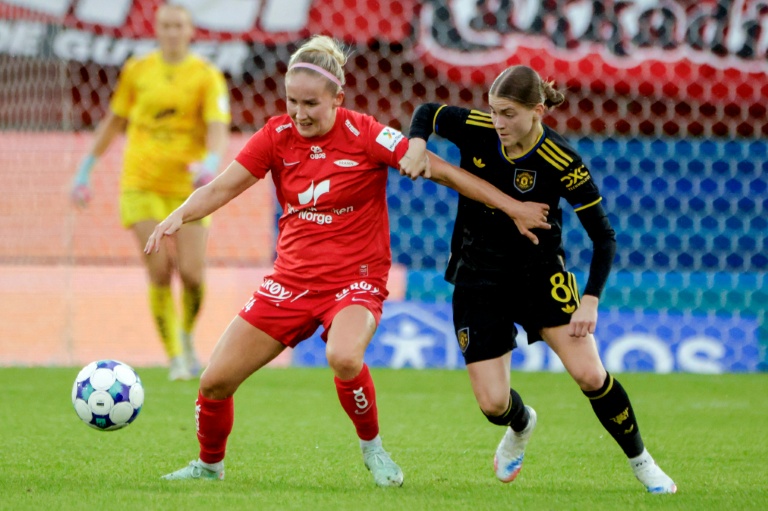 خسرت لاعبات مانشستر يونايتد للسيدات أحذيتهن الرياضية قبل ساعات من خوض لقاء في تصفيات دوري أبطال أوروبا للسيدات