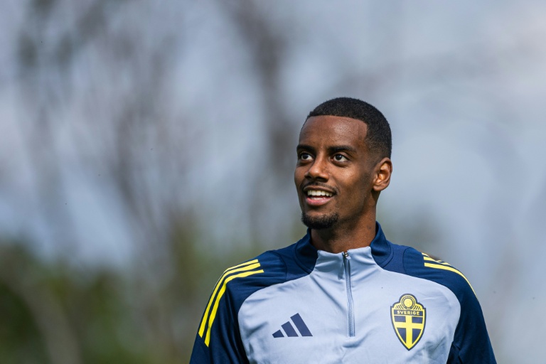 المهاجم السويدي ألكسندر أيزاك خلال مشاركته في تمارين منتخب السويد لكرة القدم