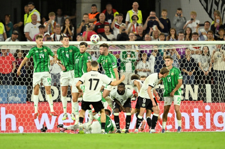 صانع العاب منتخب ألمانيا فلوريان فيرتس لحظة تسديده ركلة حرة مباشرة سجل منها الهدف الثالث في مرمى إيرلندا لاشمالية (3-1) في تصفيات أوروبا المؤهلة لمونديال 2026 في كولن في السابع من أيلول/سبتمبر 2025