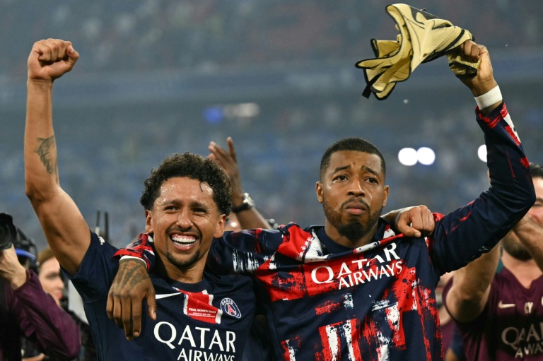 بريسنيل كيمبيمبي (يمين) والبرازيلي ماركينيوس (يسار) يحتفلان بتتويج فريقهما باريس سان جرمان الفرنسي بلقب دوري أبطال أوروبا في ميونيخ في 31 أيار/مايو 2025