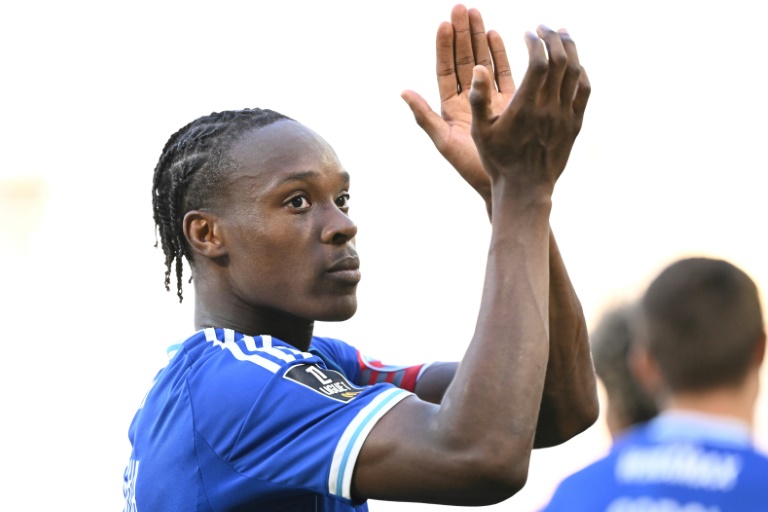 المهاجم الهولندي-النيجيري لفريق ستراسبورغ الفرنسي إيمانويل إيميغا يحيي مشجعي فريقه بعد نهاية المباراة أمام نانت ضمن الدوري الفرنسي لكرة القدم. ستراسبورغ، شرق فرنسا، في 24 آب/أغسطس 2025.