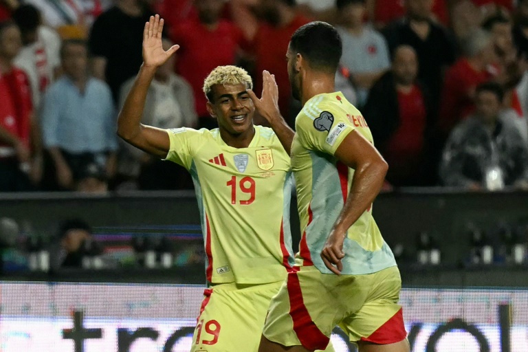 ميكيل ميرينو (يمين) يحتفل مع زميله لامين جمال بعد التسجيل لإسبانيا الهدف الثاني في مرمى مضيفتها تركيا في تصفيات مونديال 2025، قونية في 7 أيلول/سبتمبر 2025