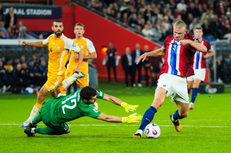 إرلينغ هالاند (يمين) يسجل الهدف الرابع للنروج في مرمى ضيفتها مولدافيا في تصفيات مونديال 2026 لكرة القدم. أوسلو في 9 أيلول/سبتمبر 2025