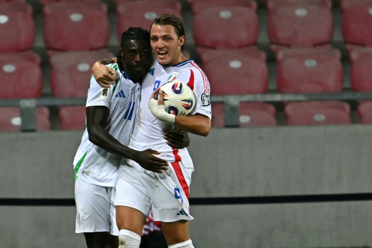 مهاجم منتخب إيطاليا مويس كين (يسار) يحتفل مع زميله ماتيو ريتيغي (يمين) بتسجيل هدف التعادل في مرمى إسرائيل ضمن منافسات المجموعة التاسعة من تصفيات أوروبا المؤهلة إلى كأس العالم 2026 لكرة القدم. دبرتسن، المجر، في 8 أيلول/سبتمبر 2025.