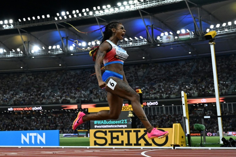 الأميركية شاكاري ريتشاردسون تعبر خط نهاية سباق التتابع 4 مرات 100 م للسيدات خلال بطولة العالم لالعاب القوى في بودابست في 26 آب/أغسطس 2023
