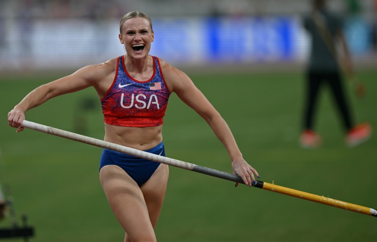 احتفظت الأميركية مون بذهبية القفز بالزانة في مونديال طوكيو