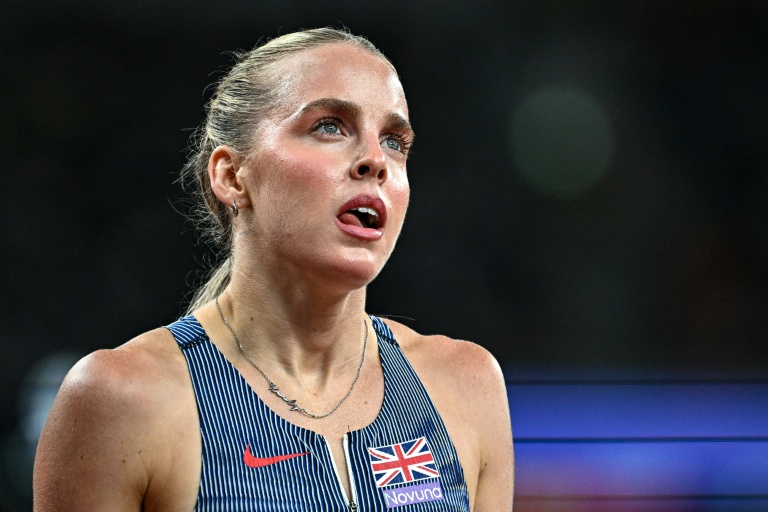 البريطانية كيلي هودجكينسون بعد المنافسة في نصف نهائي سباق 800 م خلال بطولة العالم لألعاب القوى في طوكيو في 19 أيلول/سبتمبر 2025