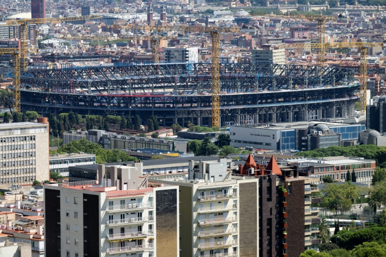 صورة لرافعات تُحيط بملعب كامب نو في برشلونة بتاريخ 3 أيلول/سبتمبر 2025.