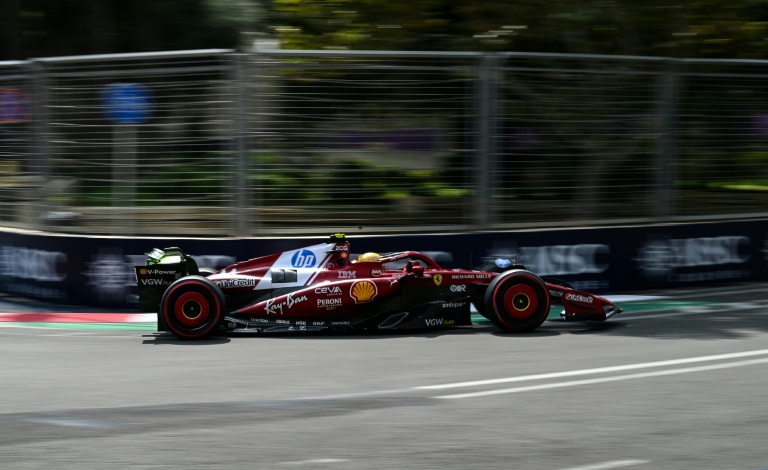 سائق فيراري البريطاني لويس هاميلتون خلال الجولة الثانية من التجارب الحرة لسباق جائزة أذربيجان الكبرى في باكو في 19 أيلول/سبتمبر 2025