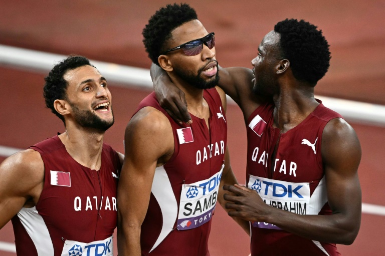 الفريق القطري فرحا بتأهله إلى نهائي سباق التتابع 4 مرات 400 م في بطولة العالم لألعاب القوى في طوكيو في 20 أيلول/سبتمبر 2025