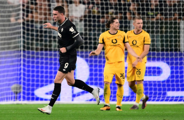 الصربي دوشان فلاهوفيتش يحتفل بتسجيله الهدف الثالث ليوفنتوس الإيطالي ضد بوروسيا دورتموند الألماني. تورينو في 16 أيلول/سبتمبر 2025