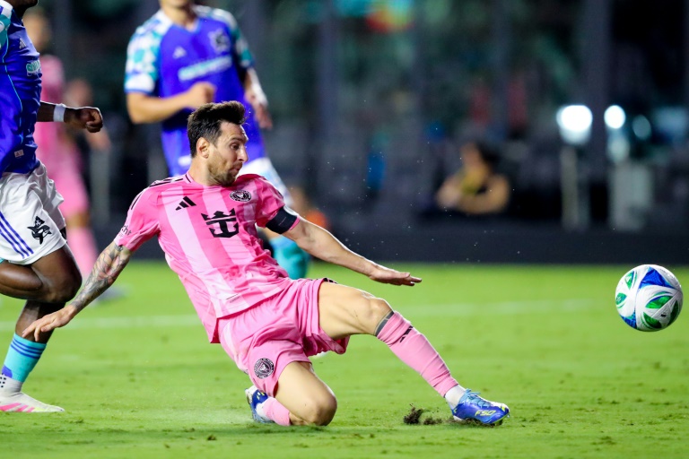 المهاجم الأرجنتيني لإنتر ميامي ليونيل ميسي أثناء تسجيله الهدف الثاني لفريقه في مرمى سياتل ساوندرز ضمن الدوري الأميركي لكرة القدم (أم أل أس). فلوريدا في 16 أيلول/سبتمبر 2025.