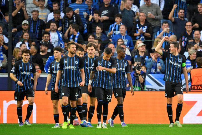 لاعب الوسط البلجيكي قائد فريق كلوب بروج هانس فاناكن (#20) يحتفل مع زملائه بتسجيل هدف فريقه الثالث في مرمى موناكو الفرنسي، ضمن الجولة الأولى من دور المجموعة الموحدة في دوري أبطال أوروبا لكرة القدم. بروج، في 18 أيلول/سبتمبر 2025.