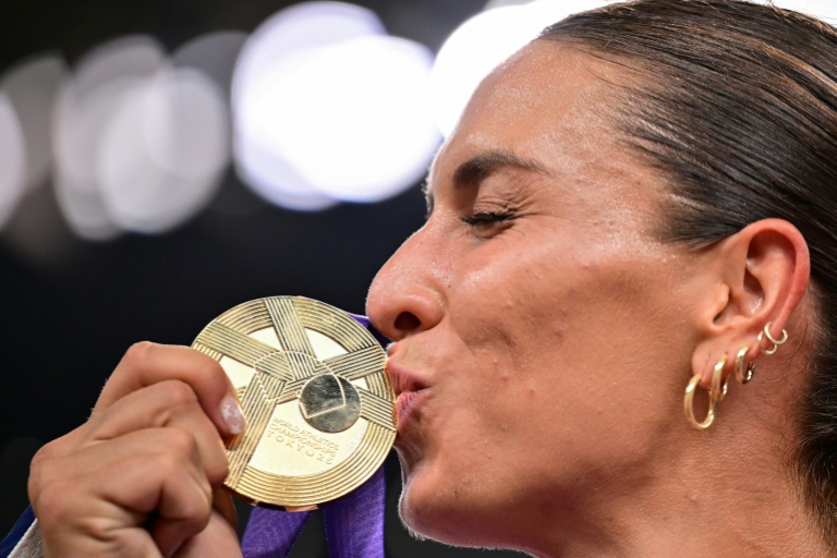 الأميركية فاليري أولمان تقبل الميدالية الذهبية لمسابقة رمي القرص في بطولة العالم لألعاب القوى في طوكيو في 14 ايلول/سبتمبر 2025