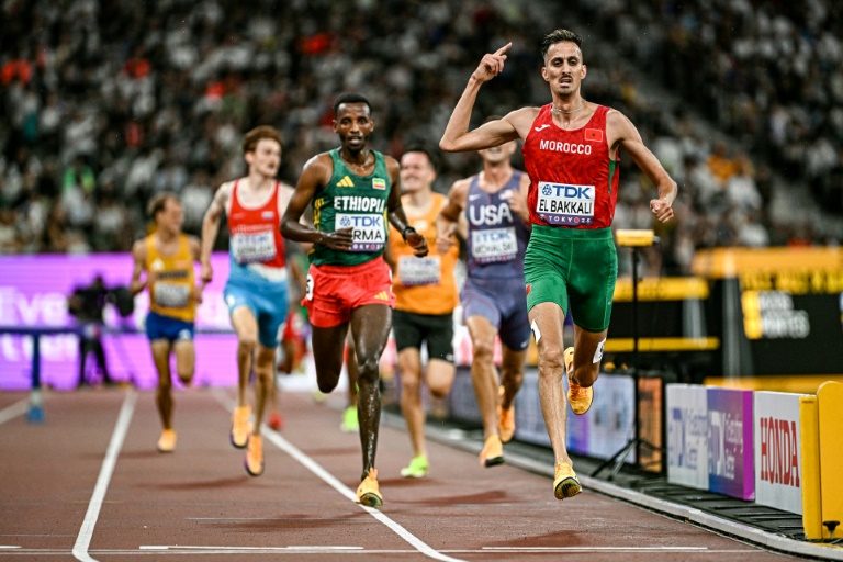 المغربي سفيان البقالي يتقدم الإثيوبي لاميشا جيرما في تصفيات سباق 3 آلاف متر موانع في بطولة العالم لألعاب القوى في طوكيو في 13 أيلول/سبتمبر 2025