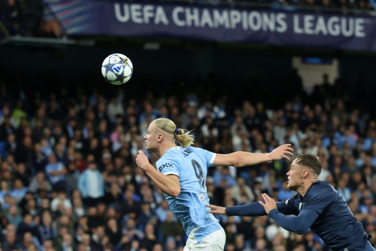 المهاجم النروجي لمانشستر سيتي الإنكليزي إرلينغ هالاند (#9 يسار) أثناء تسجيله هدف فريقه الأول في مرمى نابولي الإيطالي تحت أنظار الهولندي سام بوكيما (#31)، خلال مواجهة الفريقين ضمن الجولة الأولى من دور المجموعة الموحدة في دوري أبطال أوروبا لكرة القدم. ملعب الاتحاد، مانشسترـ في 18 أيلول/سبتمبر 2025.